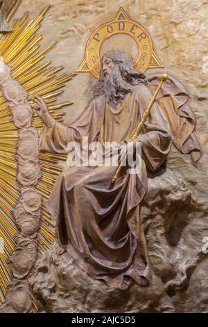 ZARAGOZA, Spanien - 3. MÄRZ 2018: Die polychome geschnitzte Relief der Krönung der Jungfrau Maria in der Kirche Basílica de Santa Engracia aus, 19.Jh.. Stockfoto