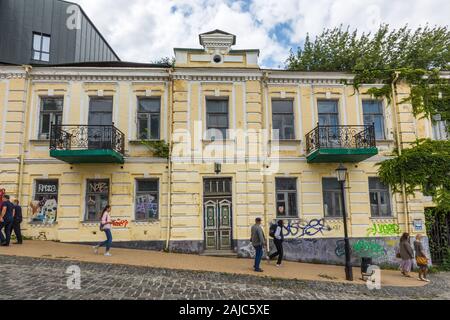 Kiew, Ukraine - 17. Juli 2019: alte Haus auf Andriyivskyy Abstieg und der Blick auf die St. Andrew's Church in Kiew. Stockfoto