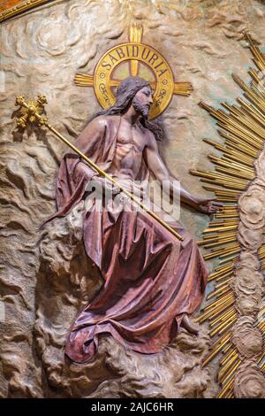 ZARAGOZA, Spanien - 3. MÄRZ 2018: Die polychome geschnitzte Relief der Krönung der Jungfrau Maria in der Kirche Basílica de Santa Engracia aus, 19.Jh.. Stockfoto