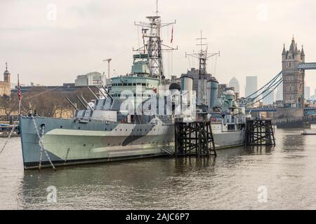 Anzeigen von HMS Belfast und die London Bridge in London, England. Stockfoto