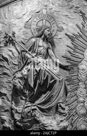 ZARAGOZA, Spanien - 3. MÄRZ 2018: Die polychome geschnitzte Relief der Krönung der Jungfrau Maria in der Kirche Basílica de Santa Engracia aus, 19.Jh.. Stockfoto