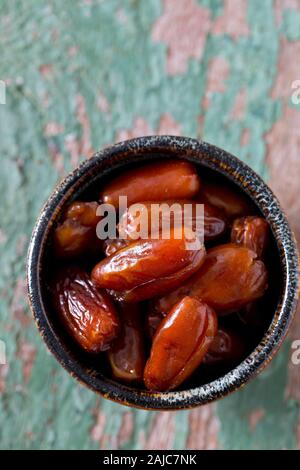 Getrocknete Datteln auf einem schönen Holz- Hintergrund Stockfoto