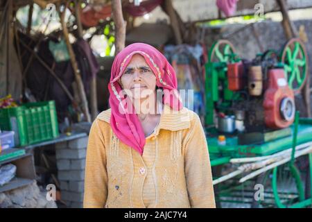 Udaipur, Indien - 06. März 2017: Porträt einer Frau aus Indien in einem rosa Schal. Stockfoto