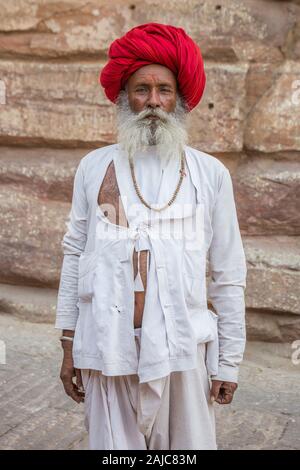 Jodhpur, Indien - 07 März 2017: Portrait eines älteren Mannes aus Indien Gekleidet in weiße Kleidung und einen roten Turban. Stockfoto