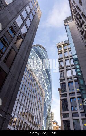 Blick auf die Gurke und die umliegenden Gebäude und Straßen. 30 St Mary Axe informell als The Gherkin bekannt, ist eine kommerzielle Wolkenkratzer in London. Stockfoto