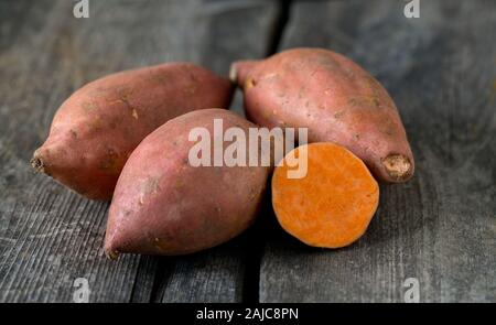 Süße poato auf Holz- Oberfläche Stockfoto