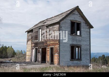 2 Geschichte altes Gehöft Ruinen einer Pioneer Home auseinander. Alte Struktur Gebäude ist ein Teil der amerikanischen Geschichte. Stockfoto