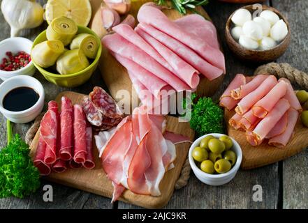 Antipasti Teller auf Holz- Oberfläche Stockfoto