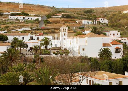 Betancuria kleine Stadt mit Santa Maria de Betancuria Kirche auf Fuerteventura, Kanarische Inseln, Spanien Stockfoto