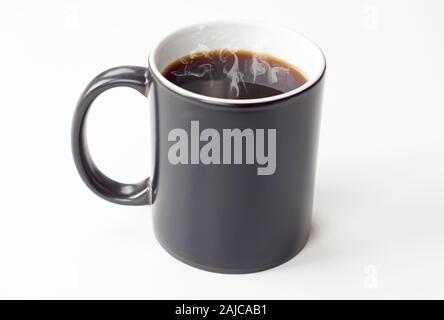 Tasse heißen Kaffee auf einem hellen Hintergrund isoliert. Dieses Getränk wird in einem schwarzen schwarz Kaffee Tasse gross zu benutzerdefinierten Text oder Art. Anzeige Stockfoto