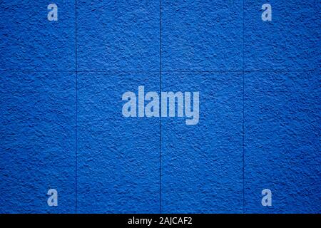 Grob strukturierte blaue Wand aus Steinplatten Stockfoto