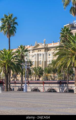 Barcelona, Spanien - 2 November, 2019: Allee Passeig de Colom mit Palmen gesäumt mit dem Bau der Kapitänsbinde Allgemein (Spanisch: Palacio de la Stockfoto