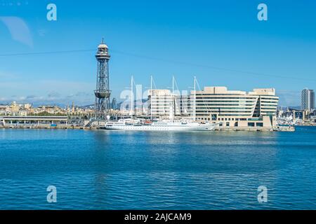 Barcelona, Spanien - 2 November, 2019: Cruise Port mit einem Turm Torre Jaume I, Gebäude des World Trade Center Barcelona und Hotel Eurostars Grand M Stockfoto