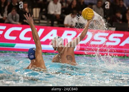 Cuneo, Italien. 3 Jan, 2020. Gonzalo echenique (Italia) beim Internationalen viereckigen - Italien vs Griechenland, Wasserball italienische Nationalmannschaft in Cuneo, Italien, 03 Januar 2020 - LPS/Claudio Benedetto Credit: Claudio Benedetto/LPS/ZUMA Draht/Alamy leben Nachrichten Stockfoto