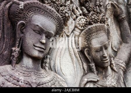 Bas Relief von Apsaras auf Angkor Wat Tempel in Siem Reap, Kambodscha. Stockfoto