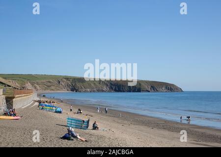 Aberdaron Strand Gwynedd Wales mit Menschen- und Küstenblick auf der Llyn-Halbinsel Stockfoto