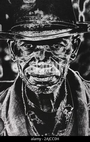Feine 1970er-Jahre schwarz-weiß extreme Fotografie Porträt eines afroamerikanischen älteren Mannes Stockfoto