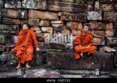 Buddhistische Mönche, die in der antiken Tempel von Bayon, Angkor, Siem Reap, Kambodscha. Stockfoto