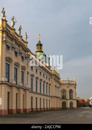 Schloss Charlottenburg ist das größte Schloss in Berlin. Es liegt im Bezirk Charlottenburg im Bezirk Charlottenburg-Wilmersdorf. Berlin Stockfoto