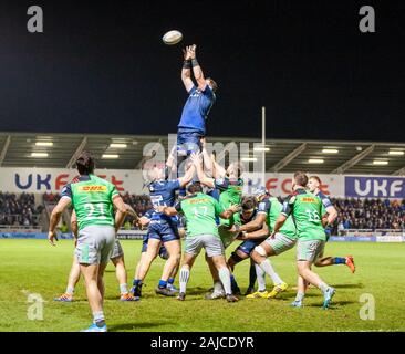 Salford, UK. 3. Jan 2020. 3. Januar 2020; AJ Bell Stadium, Salford, Lancashire, England; English Premiership Rugby, Verkauf Haifische versus Harlekine; Verkauf gewinnen Sie eine Line out-redaktionelle Verwendung Credit: Aktion Plus Sport Bilder/Alamy leben Nachrichten Stockfoto