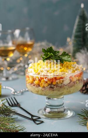 Urlaub Salat mit eingemachten Fisch, Eier, Karotten und Kartoffeln, traditionelle russische Speisen, vertikale Ausrichtung Stockfoto