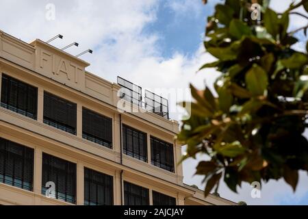 Turin, Italien - 21 Juli, 2018: ein Bild zeigt das Logo der Fiat Chrysler Automobiles (FCA) Sitz im ehemaligen Fiat historischen Gebäude "lingotto". Am 21. Juli FCA board diskutieren Abfolge von CEO Sergio Marchionne. Den Medien gesagt, dass Richard Palmer, Alfredo Altavilla und Mike Manley sind die möglichen Nachfolger. Credit: Nicolò Campo/Alamy leben Nachrichten Stockfoto