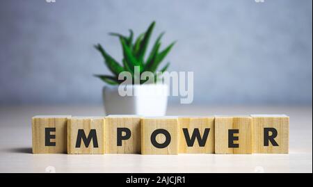 Empower Wort auf Holz Block geschrieben. befähigen, Text in Tabelle, Konzept Stockfoto