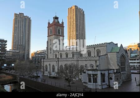 Ein Blick auf die St. Giles Cripplegate Kirche und Barbican Wohntürme in der City von London EC2 England UK KATHY DEWITT Stockfoto