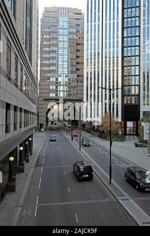 Ausblick auf die strasse Ansatz außerhalb 1 London Wall in der City von London EC2 England UK KATHY DEWITT Stockfoto