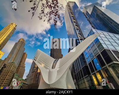 Außenansicht des World Trade Center Transportation Hub oder Oculus In NYC entworfen von Santiago Calatrava Architekt im Finanzviertel Stockfoto