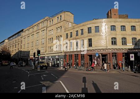 AllSaints Fashion Designer Clothing Store an einem sonnigen Tag mit blauen Himmel in Commercial street in Spitalfields East London E1 England UK KATHY DEWITT Stockfoto