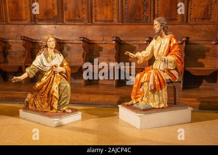 ZARAGOZA, Spanien - 3. MÄRZ 2018: Die polychome geschnitzten barocken satatue von Jesus und Maria Magdalena in der Kirche Iglesia de San Miguel de los Navarros. Stockfoto