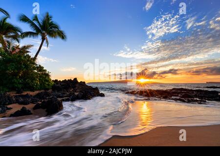Sonnenuntergang in Makena Secret Beach in Wailea, Maui, HI mit sunstar Stockfoto