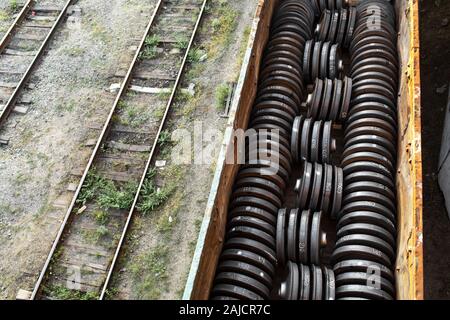 Eisenbahn mit neuen Räder geladen. Stockfoto