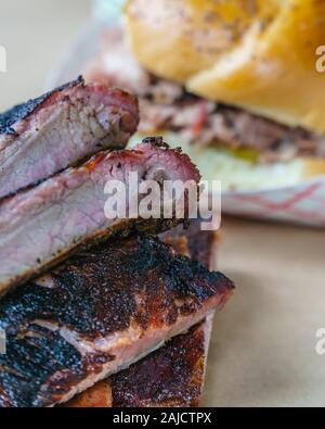 Nahaufnahme der südlichen US-Grill Essen einschließlich Rippen, zog pork Sandwich und Grill Bohnen. Stockfoto