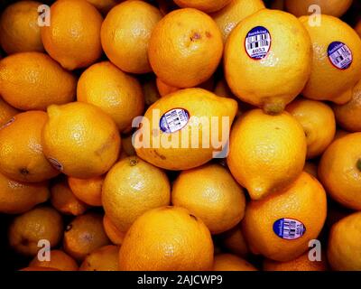 Nahaufnahme von einem Stapel von Limes mit Lebensmittelgeschäft sku-Aufkleber. Stockfoto