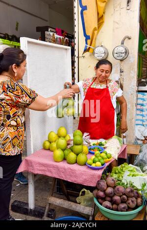 Käufer und Verkäufer außerhalb Lucas Galvez Markt, Merida, Yucatan Mexiko Stockfoto