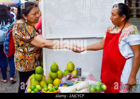 Käufer und Verkäufer außerhalb Lucas Galvez Markt, Merida, Yucatan Mexiko Stockfoto