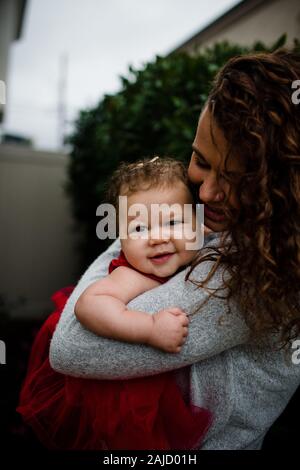 Ende Dreißiger Jahre Mutter Holding Biracial Baby Stockfoto