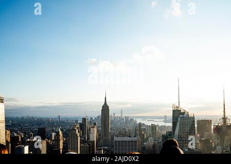 Blick auf das Empire State Building von der Spitze des Felsens Gebäude Stockfoto