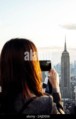 Blick auf das Empire State Building von der Spitze des Felsens Gebäude Stockfoto