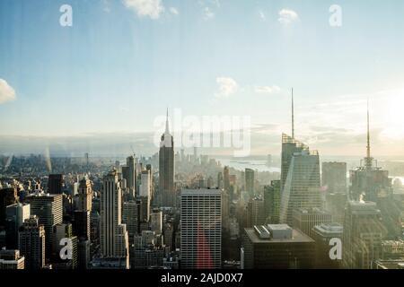 Blick auf das Empire State Building von der Spitze des Felsens Gebäude Stockfoto