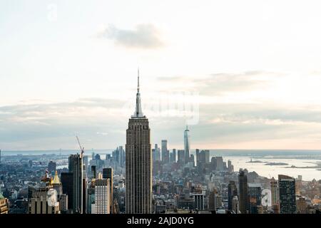 Blick auf das Empire State Building von der Spitze des Felsens Gebäude Stockfoto