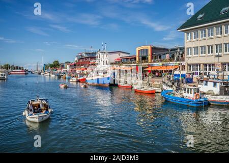 Alter Strom, herausragende touristische Venture mit Geschäften, Hafenrundfahrt Boote und Schiffe an der Ostsee Hafen von Warnemünde, Mecklenburg-Vo Stockfoto