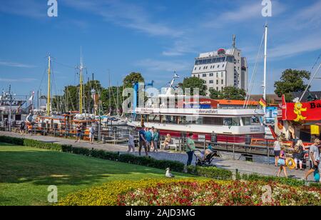 Alter Strom, herausragende touristische Venture mit Geschäften, Hafenrundfahrt Boote und Schiffe an der Ostsee Hafen von Warnemünde, Mecklenburg-Vo Stockfoto