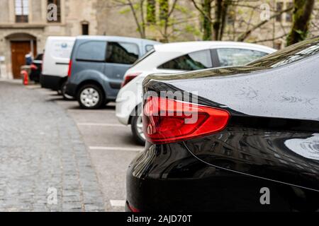 Reihe an der Straße geparkten Autos. Blick auf die Rückseite des Autos - Bild Stockfoto
