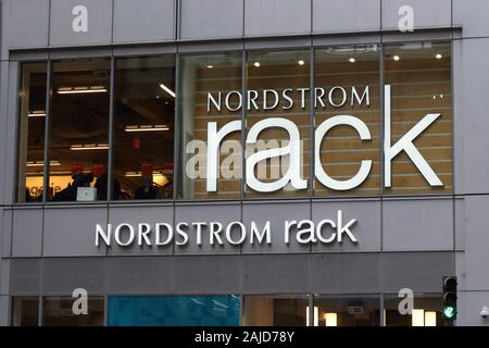 Die Nordstrom Rack Logo auf Ihren 865 6th Ave, New York, NY Lage Stockfoto