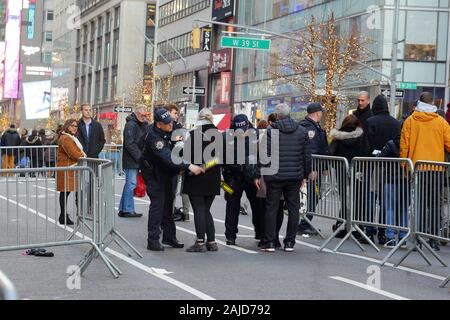 NYPD Anti-terror Polizei am Times Square Silvester checkpoint prüfen Menschen mit handheld Metalldetektoren (New York, 31. Dezember 2019) Stockfoto