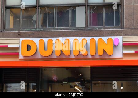 (Ein Dunkin' Donuts) Logo auf einem Store in New York, NY, USA Stockfoto