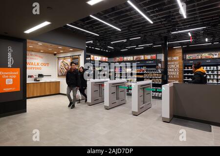 Menschen verlassen ein Amazon gehen in Rockefeller Center in Manhattan, New York, NY. Amazon gehen Stores sind Kassierer - weniger, cash-free Convenience Stores. Stockfoto